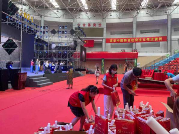 奮斗百年路 啟航新征程— 六合區(qū)慶祝中國(guó)共產(chǎn)黨成立100周年文藝匯演暨“兩優(yōu)一先”表彰活動(dòng)在六合全民健身中心隆重舉行